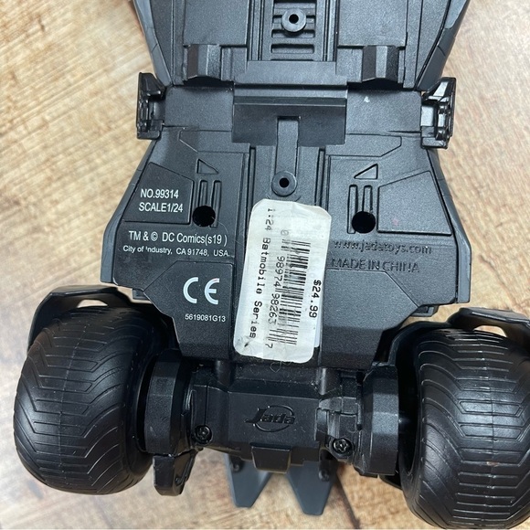 DC Batman Batmobile Justice League Collector Toy Car Metal Die Cast Scale 1/24 - Picture 8 of 8